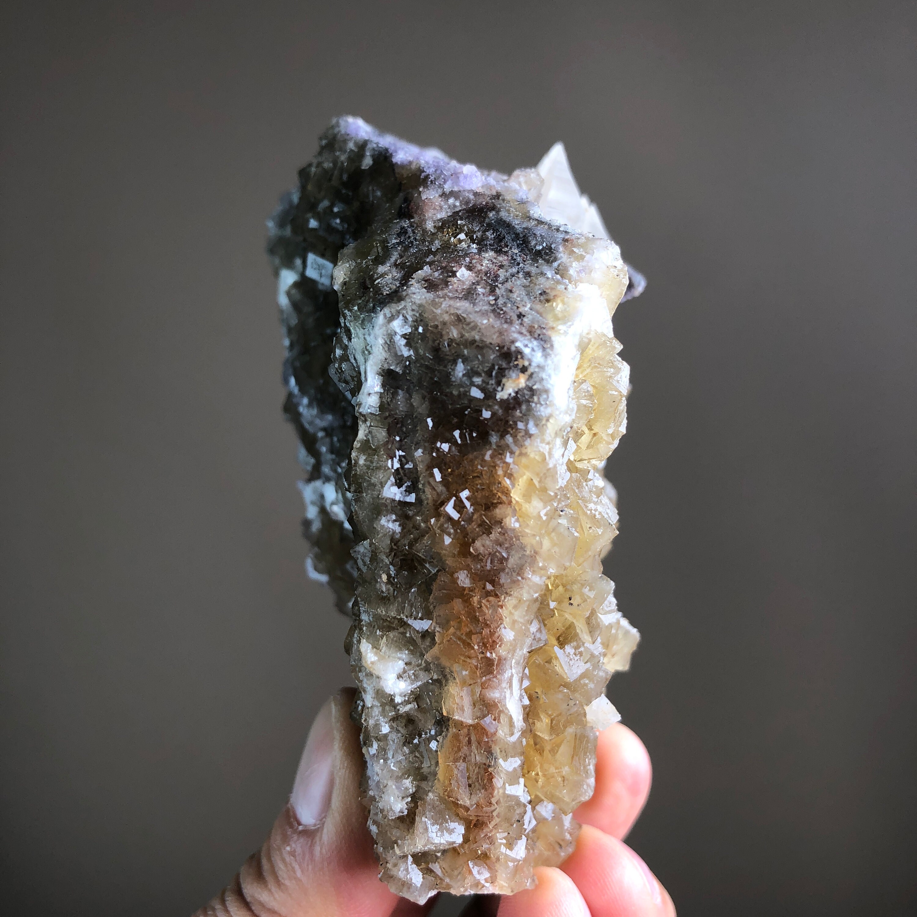 金色の方解石の上に蛍石 金色の方解石の上に蛍石 超珍品】イットリウム蛍石と方解石・72g（