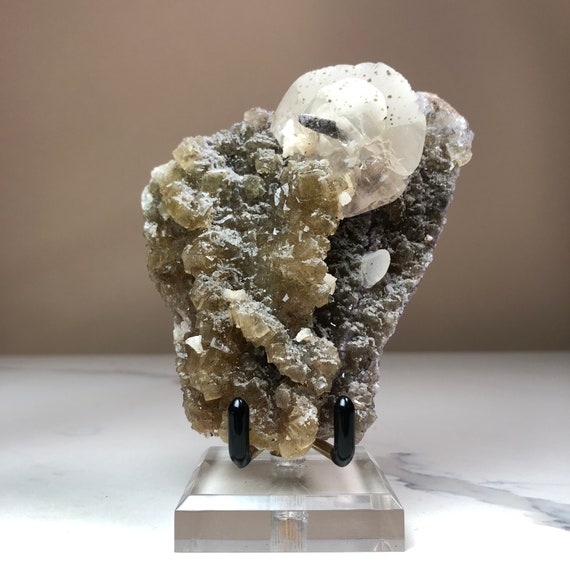 金色の方解石の上に蛍石 黄色蛍石上の方解石結晶 | 方解石