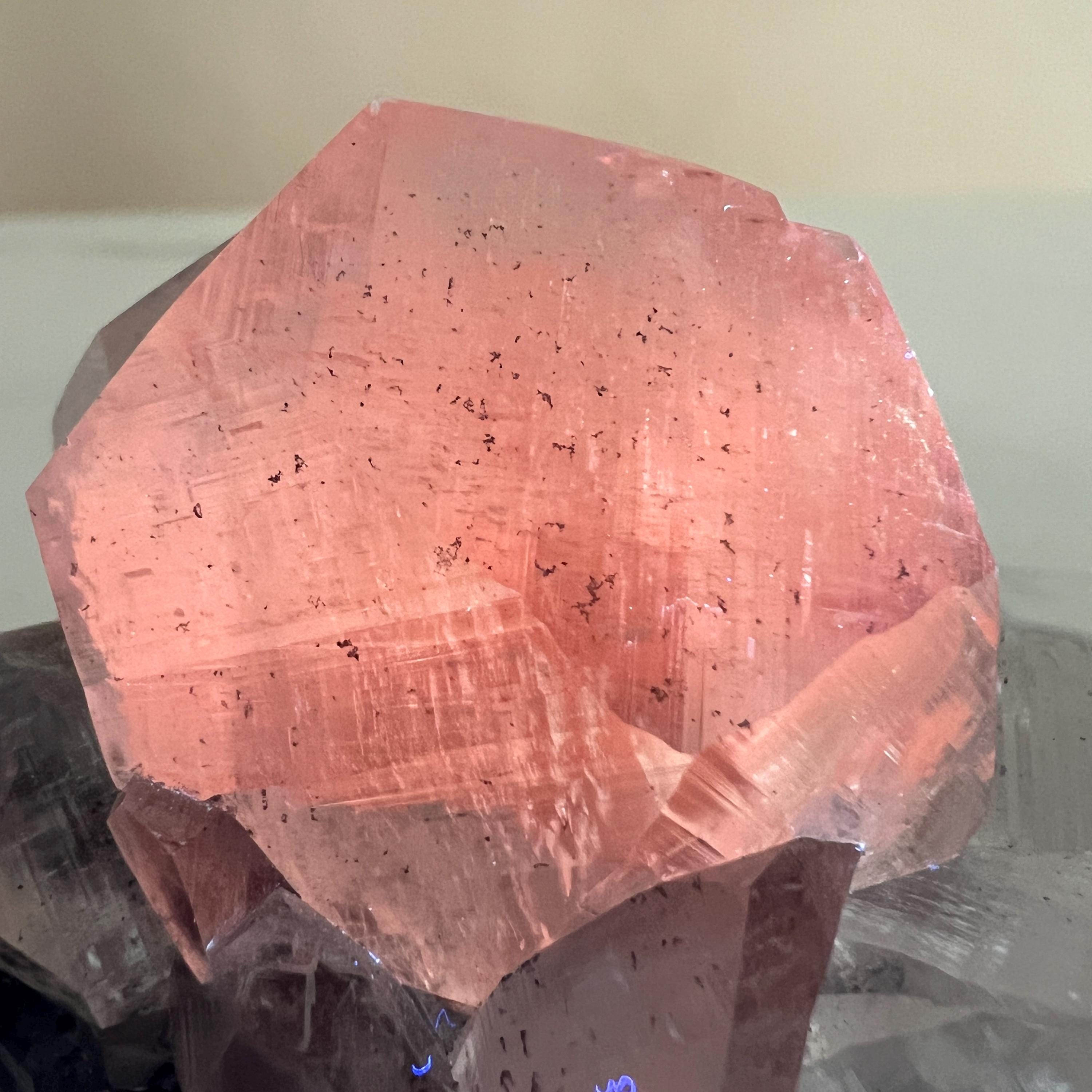 透明方解石結晶クラスター：天然鉱物標本、UV反応性 - Etsy 日本