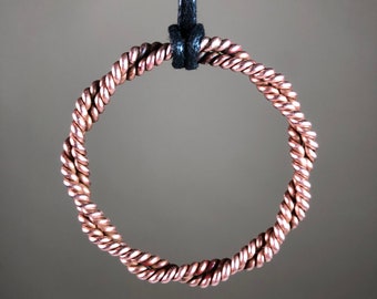 Doppelt gedrehter Kupferring mit Anhänger: Heiliger Cubit, 14-Gauge-Draht