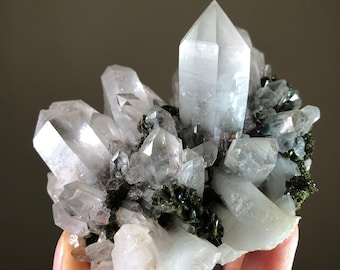 Aglomerado de pontos de quartzo transparente com epidoto verde - Yunan, China
