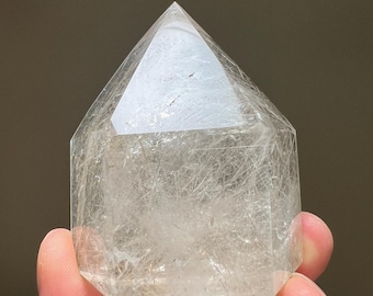 銀色のルチル内包物を含む水晶タワー｜ルチル内包物入り水晶