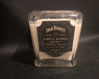 以下が含まれることがあります： 黒いラベルに「Jack Daniel's Single Barrel Select Tennessee Whiskey 47% ALC/VOL 750ML Lynchburg Tenn. Master Distilled」と書いてある透明なガラス製のキャンドルジャーです。