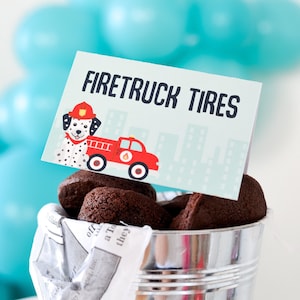 cartes de tente de voiture de firetruck de cru, étiquettes d’aliments firetruck, partie d’anniversaire de pompier, anniversaire de firetruck, partie de pompier, deux décorations chaudes