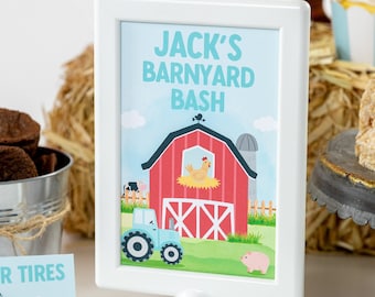 Könnte beinhalten: Ein weißes Schild mit blauem Hintergrund und dem Text "Jack's Barnyard Bash" in weiß. Das Schild zeigt eine Cartoon-Illustration einer roten Scheune mit einem Traktor, einem Schwein und einem Huhn.