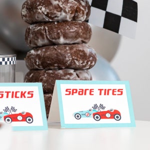 Étiquettes alimentaires pour voitures de course | Cartes de tente de voiture de course vintage, deux anniversaires rapides, une fête rapide, décorations de fête de voiture de course pour enfants, fête de voiture de garçons