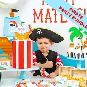 Puede incluir: Un conjunto de fiesta pirata que incluye un pastel a rayas rojas y blancas, un sombrero pirata negro con calavera y varias decoraciones temáticas, como un cofre del tesoro, galletas con forma de loro y letreros con las etiquetas Loot, Fish N Chips y Pirate Gold.