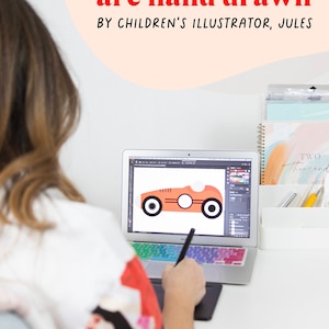 Puede incluir: Una computadora port&aacute;til muestra un dise&ntilde;o de coche de dibujos animados naranja con ruedas negras. El texto superior dice "nuestros productos est&aacute;n dibujados a mano" y "POR EL ILUSTRADOR INFANTIL, JULES". La computadora port&aacute;til est&aacute; sobre un escritorio blanco.