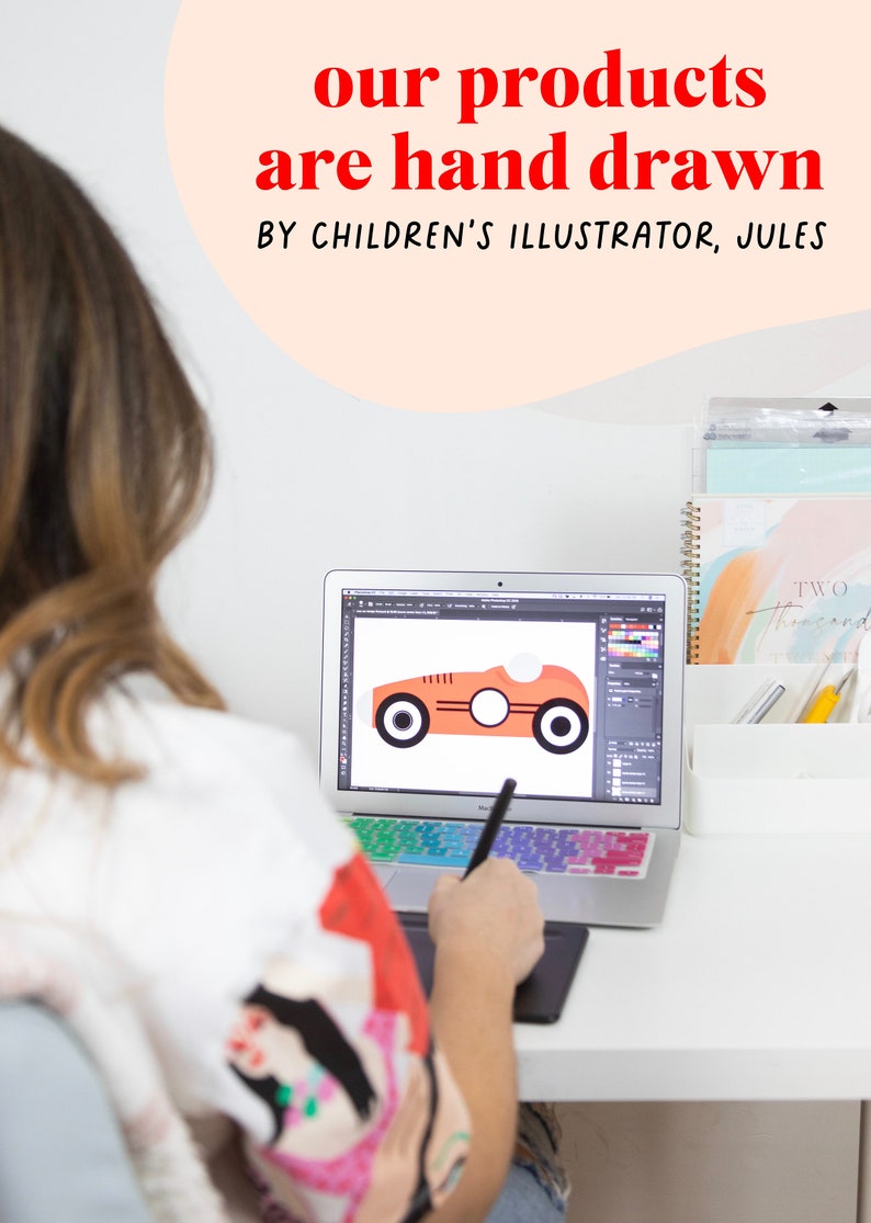 Puede incluir: Una computadora port&aacute;til muestra un dise&ntilde;o de coche de dibujos animados naranja con ruedas negras. El texto superior dice "nuestros productos est&aacute;n dibujados a mano" y "POR EL ILUSTRADOR INFANTIL, JULES". La computadora port&aacute;til est&aacute; sobre un escritorio blanco.