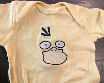Traje de cosplay con cara de pato psíquico