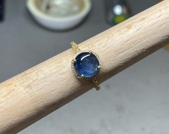 Pierścionek z 5-karatowym nieogrzewanym szafirem Mogok Blue w kształcie kaboszonu, z 14-karatowym żółtym złotem i aureolą diamentową