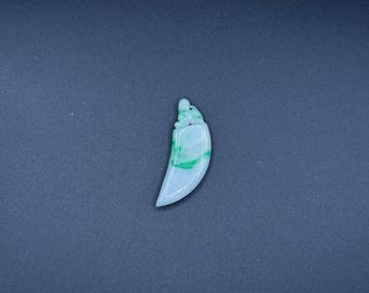 Birmański wisiorek z zębem jadeitu, ręcznie rzeźbiony amulet z zielonego jadeitu