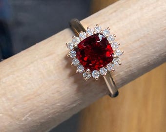Pierścionek zaręczynowy z czerwonego spineli Mogok, z aureolą diamentową, 14-karatowe różowe złoto