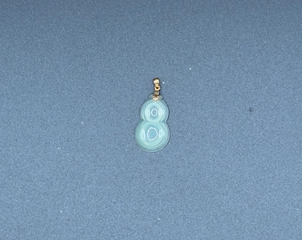 Wisiorek z lodowo-zielonego jadeitu z tykwy – ręcznie rzeźbiony amulet Hulu