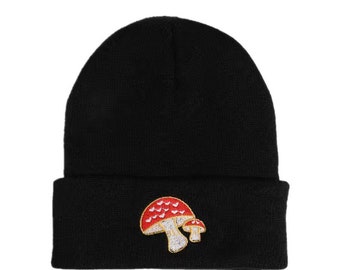 Bonnet noir en tricot champignon. Chapeau noir champignon calotte brodée. Taille unique.