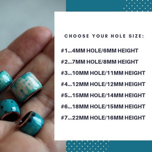 Op de afbeelding: Een hand die zeven turquoise keramische kralen vasthoudt met koperen accenten. De kralen zijn van verschillende groottes en hebben een marmerpatroon. De tekst op de witte kaart luidt: "CHOOSE YOUR HOLE SIZE: #1...4MM HOLE/6MM HEIGHT #2...7MM HOLE/8MM HEIGHT #3...10MM HOLE/11MM HEIGHT #4...12MM HOLE/12MM HEIGHT #5...15MM HOLE/14MM HEIGHT #6...18MM HOLE/15MM HEIGHT #7...22MM HOLE/16MM HEIGHT"