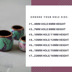Puede incluir: Siete anillos de cerámica de diferentes tamaños con un esmalte verde y morado. Los anillos están disponibles en tamaños de agujero que van desde 4 mm hasta 22 mm. ELEGIR EL TAMAÑO DEL AGUJERO: #1...4MM AGUJERO/6MM ALTURA #2...7MM AGUJERO/8MM ALTURA #3...10MM AGUJERO/11MM ALTURA #4...12MM AGUJERO/12MM ALTURA #5...15MM AGUJERO/14MM ALTURA #6...18MM AGUJERO/15MM ALTURA #7...22MM AGUJERO/16MM ALTURA