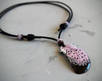 Collar de plumas/gargantilla de plumas rosas/gargantilla de encanto/collar boho/gargantilla de cuero negro/joyería boho/collar de fantasía/joyería artesanal