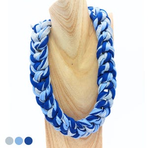 Luce intrecciata | Collana luminosa in tessuto riciclato – blu elettrico & lurex argento – pezzo unico artigianale | sgomitola