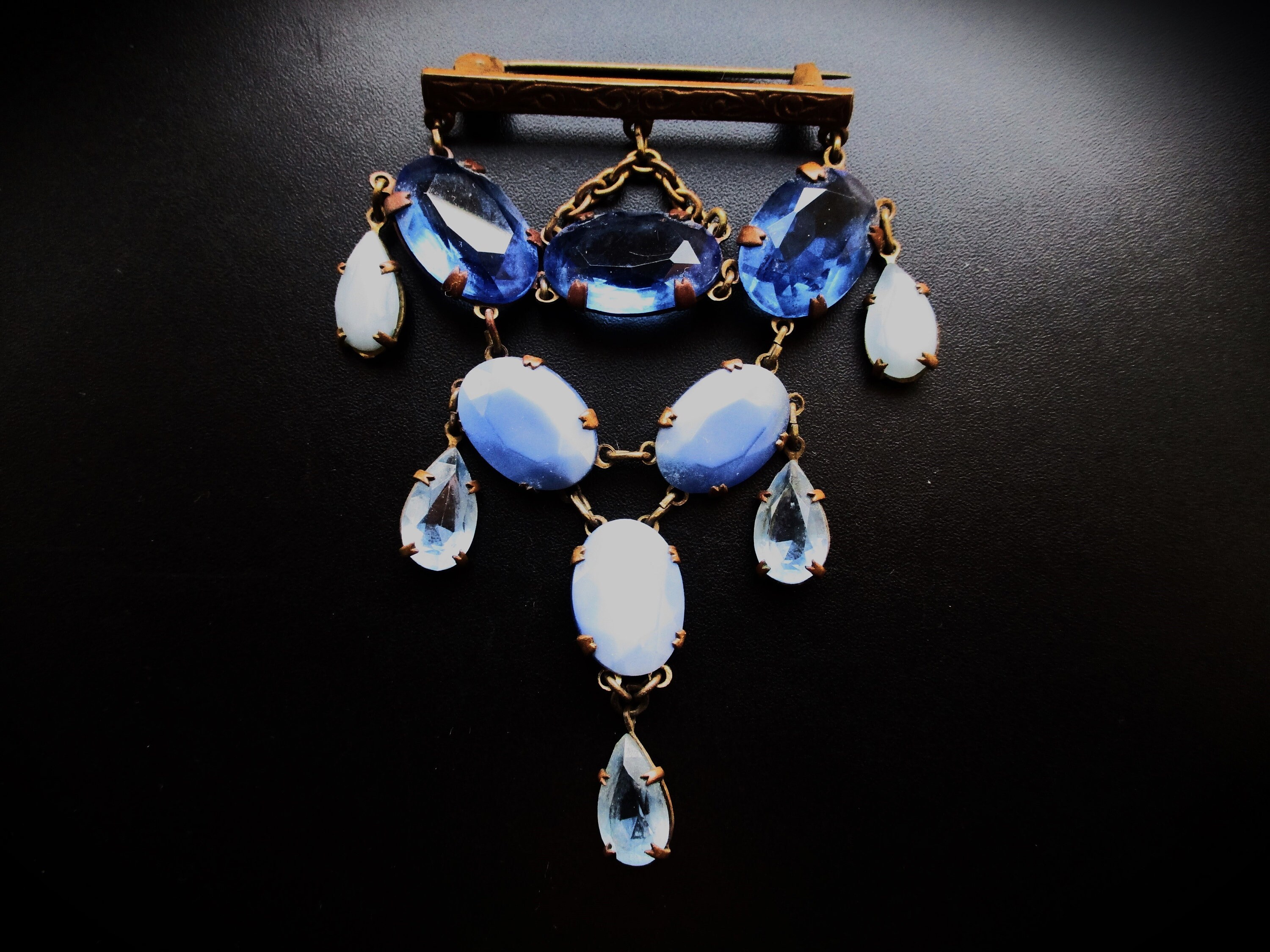Broche Art Déco En Verre Tchèque Bleu Avec Monture Laiton Ouvragé Floral - 40x24mm, Occasion