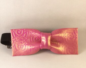 Polymer clay bow tie, handmade in Italy. Shocking pink and gold pre-tied bow-tie, faux brocade. Fashion gift for men, boys, graduation