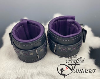 Muñequeras de cuero.