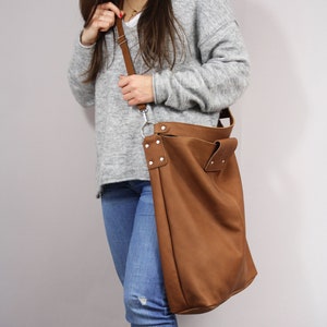 Vintage Style Leather Hobo Bag – Oversized Brown Shoulder Bag with Crossbody Strap, Handmade Purse for Everyday Use with Magnetic Closure