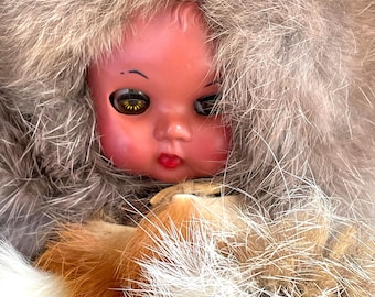 ヴィンテージ イヌイット エスキモー人形：本物の毛皮、革製の顔