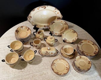 Vajilla Franciscan Café Royal: Piezas para servir con motivos florales en relieve