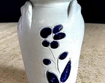 Jarrón esmaltado con sal y diseño floral en color cobalto de Williamsburg Pottery