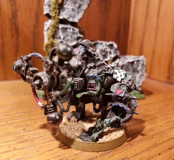 Warhammer 40 000 – Orks : Big Mek – Kit Plastique à Monter, Ingénieur Bionique Avec Armes Personnalisables