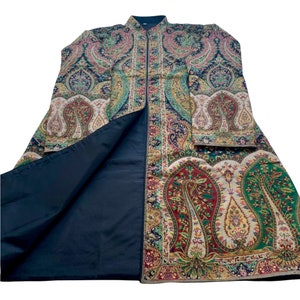 Könnte beinhalten: Eine lange Robe mit Paisley-Muster und schwarzem Futter. Die Robe hat einen Mandarinkragen und einen Verschluss vorne.