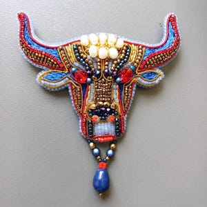 Arte de calavera de vaca, calavera de toro, broche de toro, broche de signo del zodíaco, broche de calavera bordada con cuentas de toro Tauro, joyería de animales tótem