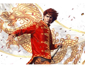 Puede incluir: Un hombre con cabello rojo y una chaqueta roja con ribetes dorados se encuentra frente a una bandera blanca con un diseño de dragón dorado. El texto "THE DRAGON REBORN" está en la parte inferior de la imagen.