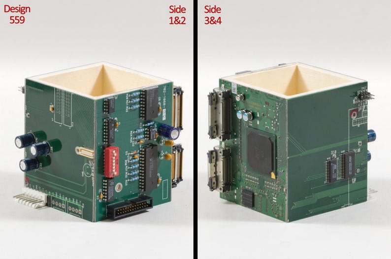 Peut inclure: Un r&eacute;cipient carr&eacute; fabriqu&eacute; &agrave; partir de circuits imprim&eacute;s verts avec des composants &eacute;lectroniques tels que des condensateurs, des circuits int&eacute;gr&eacute;s et des connecteurs fix&eacute;s &agrave; l'ext&eacute;rieur. Le texte Design 559, Side 1&2 et Side 3&4 est visible.