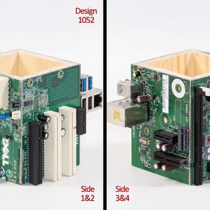 Puede incluir: Un portal&aacute;pices cuadrado construido con placas de circuito de computadora Dell verdes recicladas. El exterior presenta varios componentes electr&oacute;nicos, incluyendo ranuras de expansi&oacute;n, puertos y condensadores en blanco y negro. El interior es de madera clara.