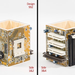 Peut inclure: Un organisateur de bureau carr&eacute; fabriqu&eacute; &agrave; partir de cartes de circuits imprim&eacute;s recycl&eacute;es avec un int&eacute;rieur en bois clair. L'ext&eacute;rieur pr&eacute;sente des composants &eacute;lectroniques, dont un support de processeur et des connecteurs. Texte Design 992.
