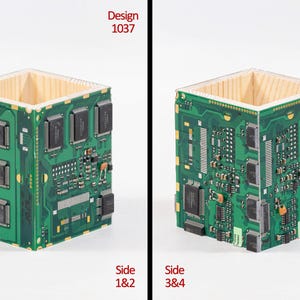Puede incluir: Un portal&aacute;pices cuadrado con un exterior de placa de circuito impreso verde con microchips negros y componentes electr&oacute;nicos integrados. El interior es de madera clara. El texto Design 1037, Side 1&2 y Side 3&4 es visible en la imagen.