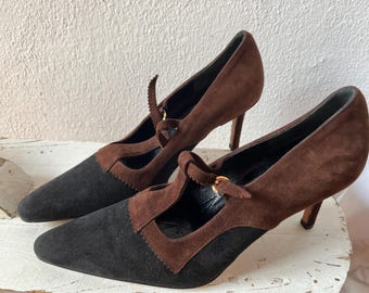 Escarpins Mary Jane Christian Dior Vintage années 1980 en daim, pointure 35,5 | Bicolore marron et noir | Talon aiguille à brides | Style discret et luxueux