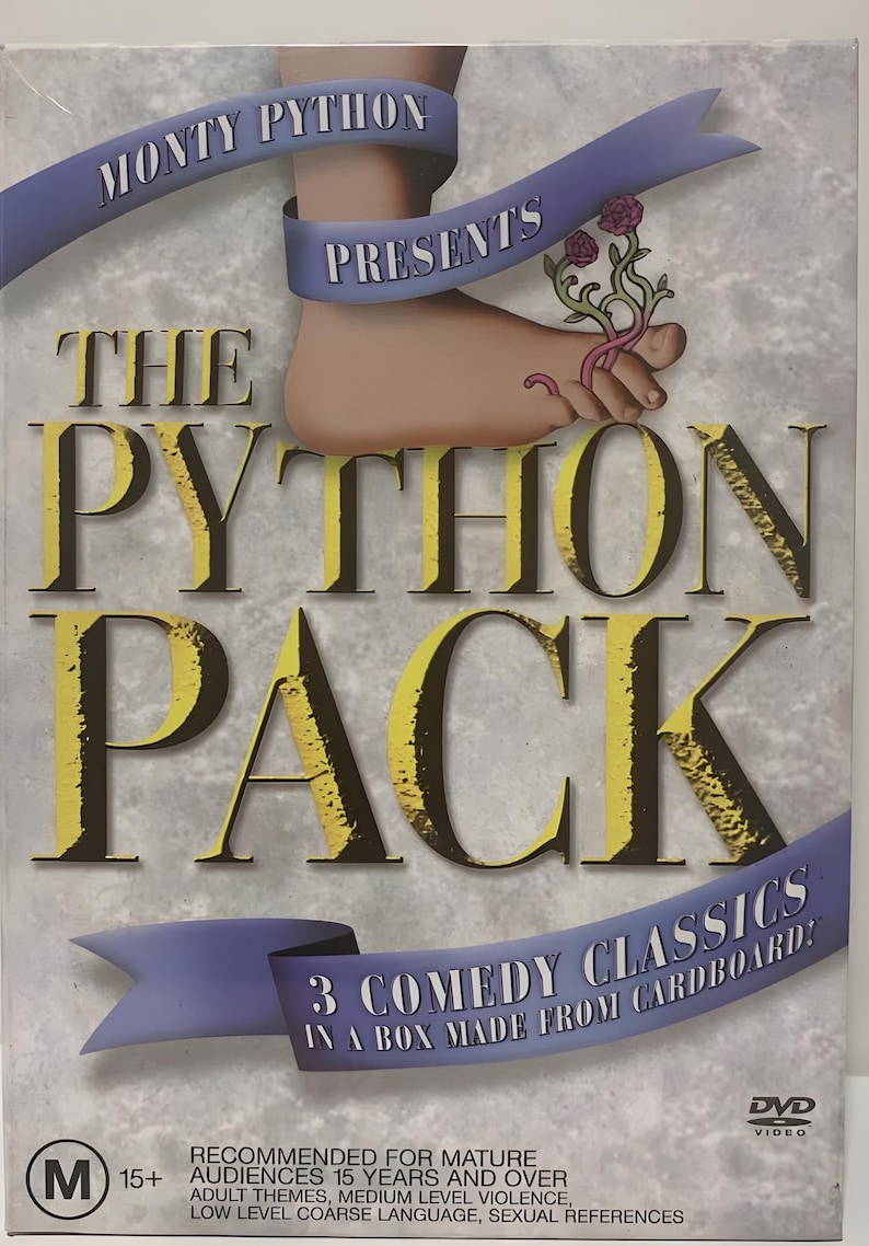 Może przedstawiać: Pudełko DVD dla "The Python Pack" z tekstem "Monty Python Presents" i "3 Comedy Classics in a Box Made From Cardboard!". Okładka przedstawia stopę z kwiatem i tytuł dużymi ż&oacute;łtymi literami.