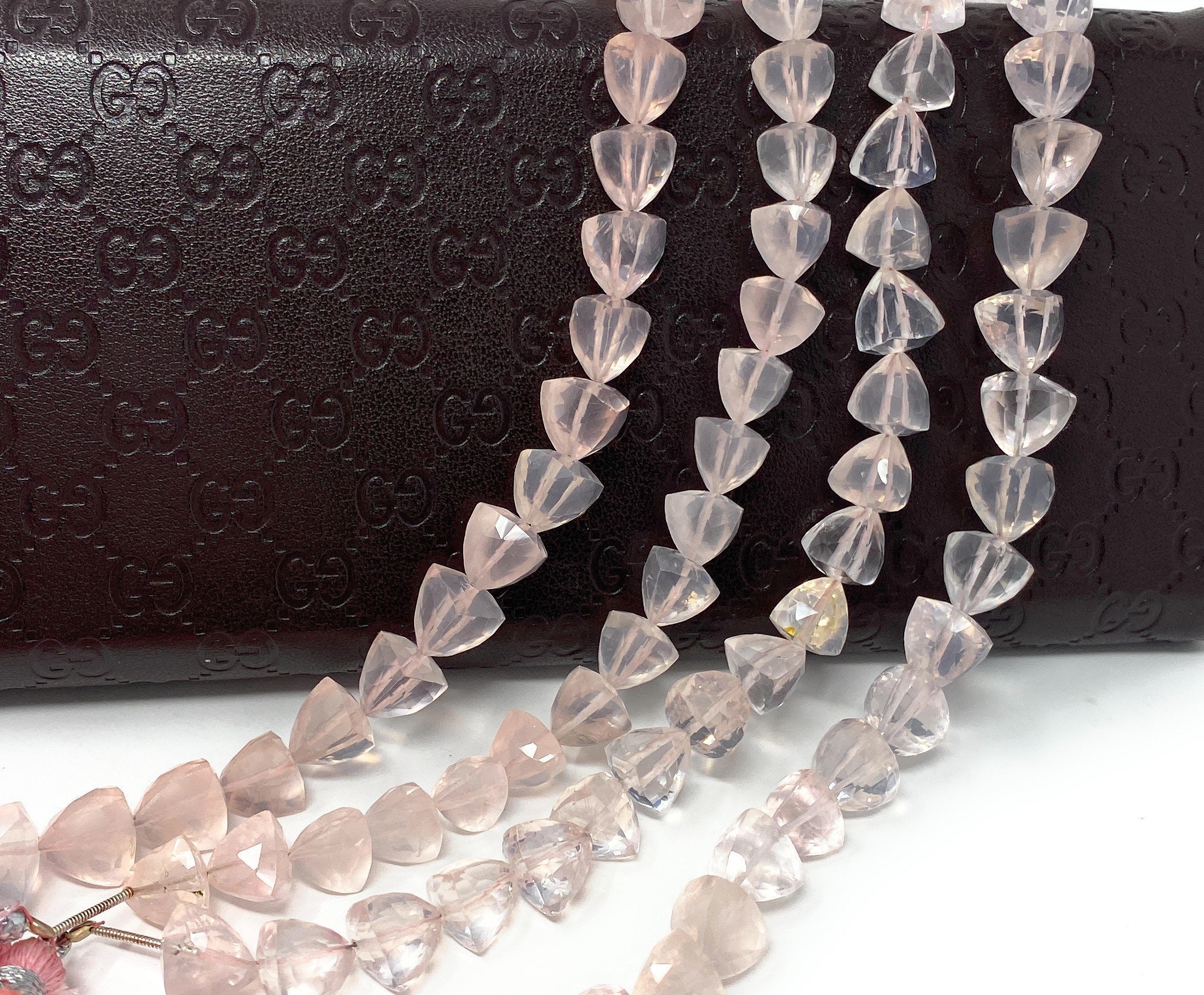 CHIK-STNRD-40946 Perles de briolette en forme de trillion 3D à facettes