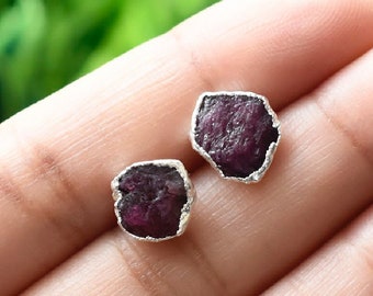 Pendientes de rubí en bruto, piedra natal de julio, cristales curativos, piedras preciosas en bruto, pendientes de rubí en bruto, chapados en oro.