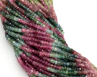 Pode incluir: Um fio de contas de pedras preciosas multicoloridas. As contas são facetadas e têm uma mistura de tons rosa, verde e azul. As contas são pequenas e de tamanho uniforme.