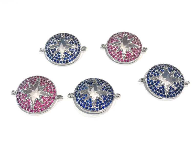 Pu&ograve; includere: Quattro ciondoli in argento con un design a stella. Due ciondoli sono blu con una stella bianca e due ciondoli sono rosa con una stella bianca.
