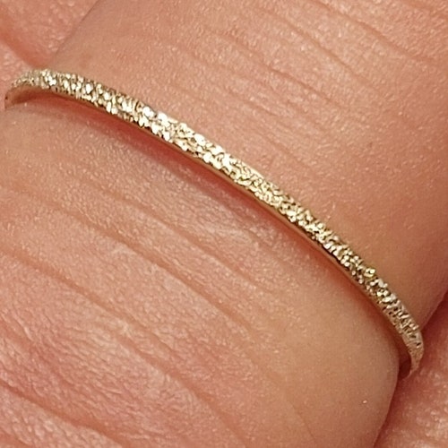 Bague poussière d'étoile en or massif 14 carats/10 carats - bague minimaliste - alliance fine - bague midi en or - bague de pouce en or - bague en or texturé 1 mm