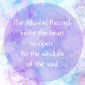 Puede incluir: Una impresi&oacute;n de arte digital con efecto acuarela en tonos morado, azul y dorado. El texto "The Akashic Records invite the heart to open to the wisdom of the soul" se muestra en blanco dentro de una forma circular.