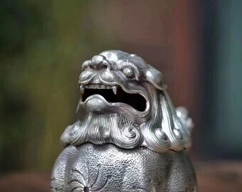 獅子の姿をした龍の9人の息子の1人であるスアンニ（Suān Ní）香炉