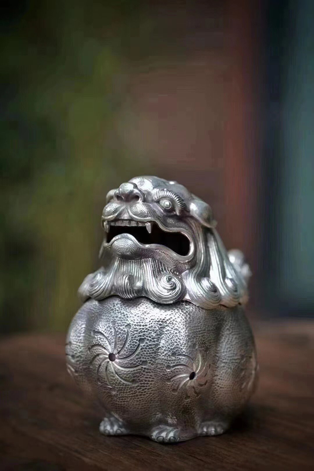 獅子の姿をした龍の9人の息子の1人であるスアンニ（Suān Ní）香炉