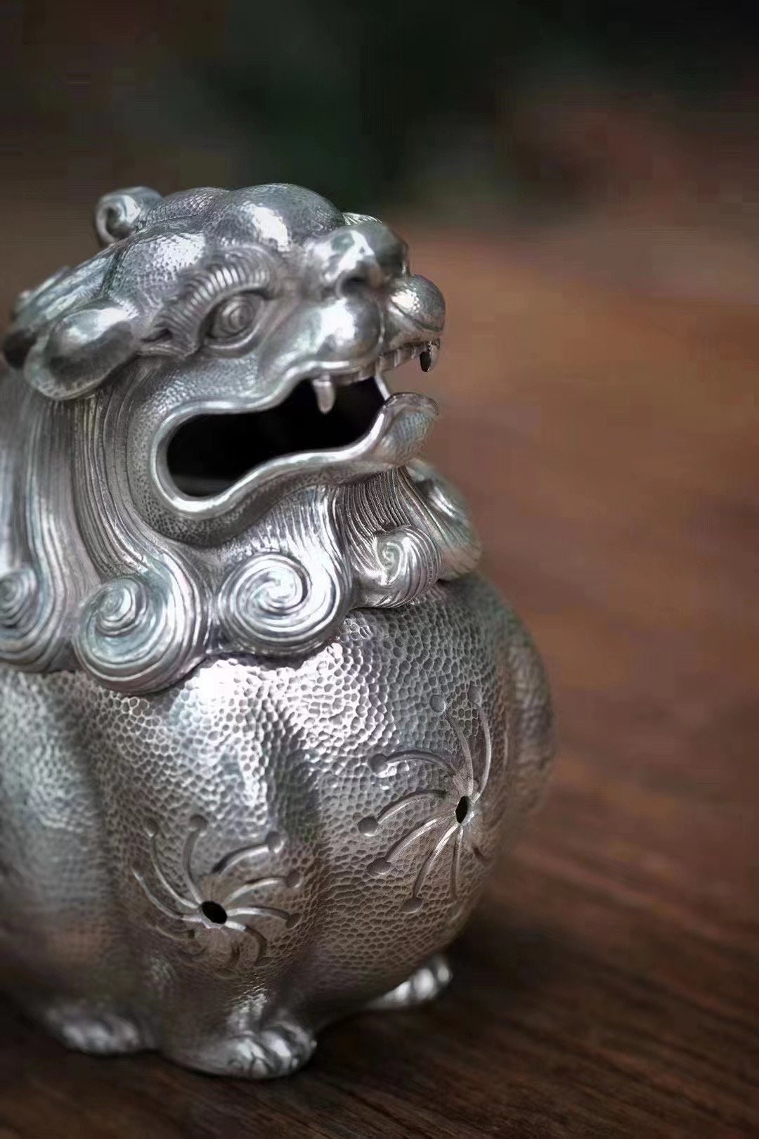 獅子の姿をした龍の9人の息子の1人であるスアンニ（Suān Ní）香炉