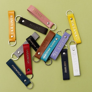 Llavero de cuero personalizado, texto de personalización gratuito en dije para bolso, llavero con cordón, llavero con monograma, regalo de inauguración de la casa